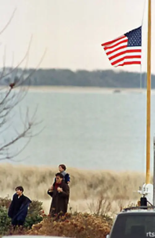 Er-ist-ein-unerfahrener-Pilot-hat-nur-die-Sichtfluglizenz-Doch-nach-Sicht-kann-er-an-diesem-Abend-nicht-mehr-fliegen-Wahrscheinlich-nach-einem-Pilotenfehler-stuerzt-die-Piper-32-Saratoga-ins-Meer-alle-drei-Insassen-sterben