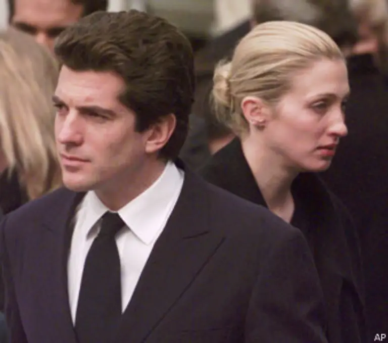 Carolyn-sei-drogensuechtig-gewesen-mit-Baywatch-Darsteller-Michael-Bergin-fremd-gegangen-und-habe-auf-Johns-Kinderwunsch-mit-Sexverweigerung-reagiert