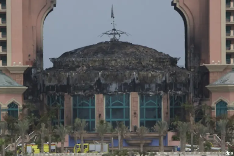 Noch-im-September-2008-durch-ein-Feuer-waehrend-der-Bauarbeiten-leicht-beschaedigt