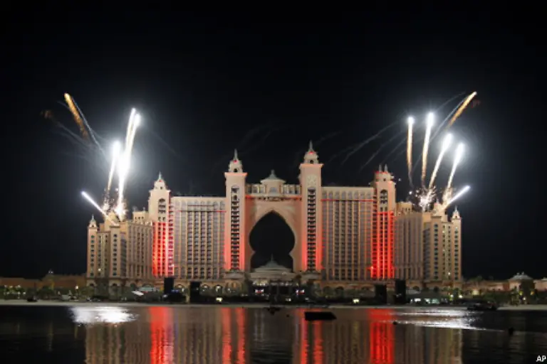 erstrahlte-das-Hotel-zur-offiziellen-Eroeffnung-von-The-Palm-Jumeirah-in-vollem-Glanz