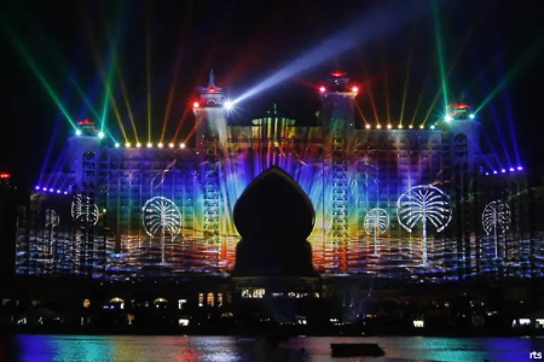 Den-gigantischen-Ausmassen-des-Projektes-angemessen-geriet-die-Feier-zur-Einweihung-am-20-November-zu-einem-riesigen-Spektakel