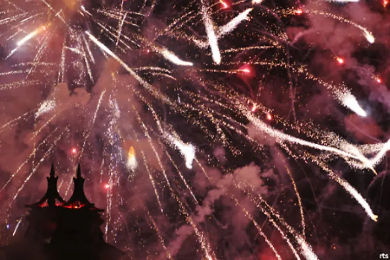 Dubai-erlebte-das-groesste-Feuerwerk-aller-Zeiten-fuer-das-100-000-Feuerwerkskoerper-von-allen-Teilen-der-Insel-aus-gezuendet-wurden