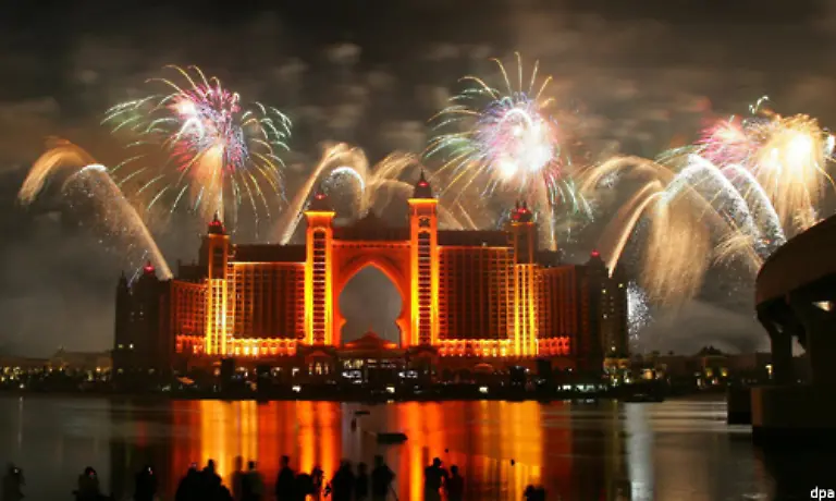 Kompositeur-Phil-Grucci-erschuf-ein-sieben-Mal-groesseres-Feuerwerk-als-bei-der-Eroeffnung-der-Olympischen-Spiele-in-Peking