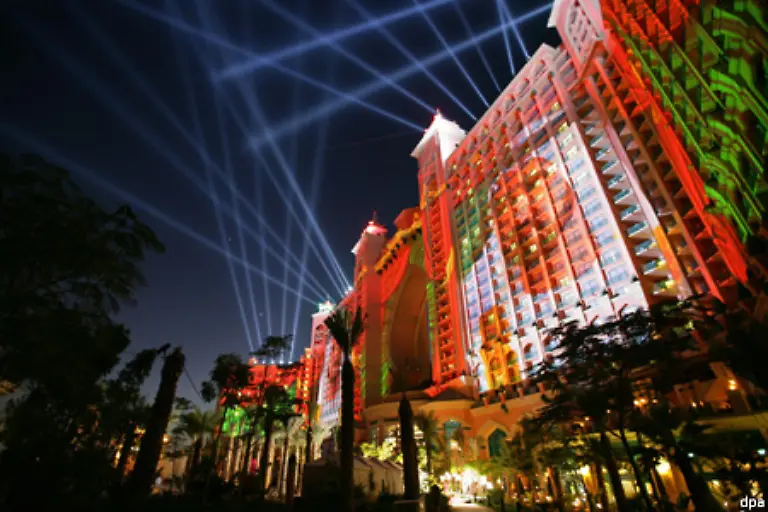 Zusaetzlich-erhellte-eine-Lichtinstallation-die-Fassade-des-Atlantis-the-Palm