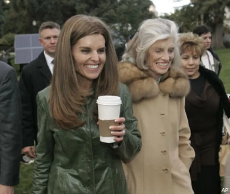 Schliesslich-ist-da-noch-Maria-Shriver-ebenfalls-eine-Tochter-von-Eunice-und-Ehefrau-des-republikanischen-Gouverneurs-von-Kalifornien-Arnold-Schwarzenegger-Sie-koennte-Edward-Kennedys-Senatssitz-erben