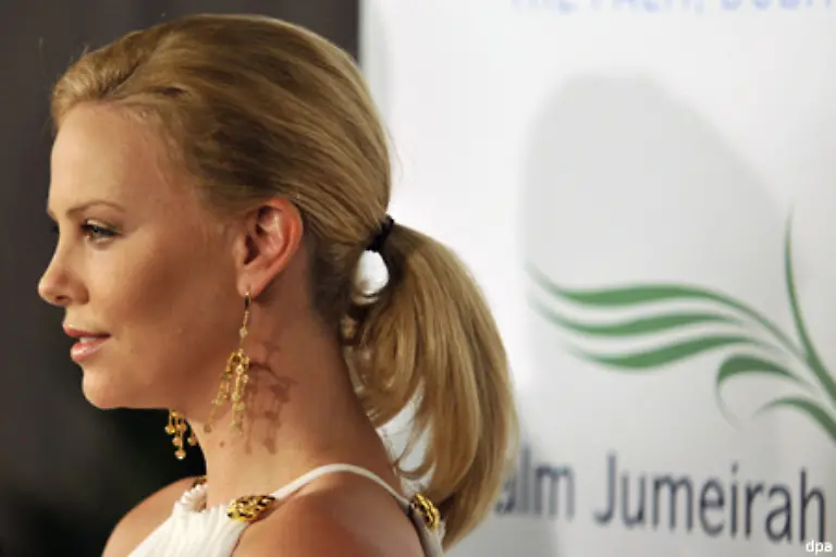 und-Oscarpreistraegerin-Charlize-Theron-nur-eine-kleine-Auswahl-der-Stars-und-Sternchen-in-Dubai-Die-Fotografen-am-roten-Teppich-hatten-alle-Haende-voll-zu-tun