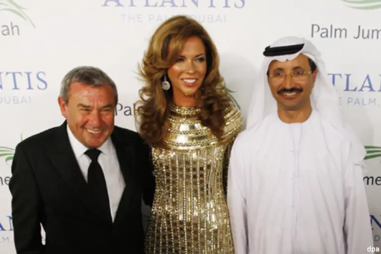 Bauherr-Sultan-Ahmed-bin-Sulayem-rechts-mit-Hoteleigentuemer-Sol-Kerzner-und-dessen-Frau-pflichtete-dem-bei-Wir-haben-Sand-und-Sonne-aber-die-Leute-wollten-auch-Straende-und-die-haben-wir-nun-Wo-wir-heute-stehen-war-vor-fuenf-Jahren-noch-Wasser