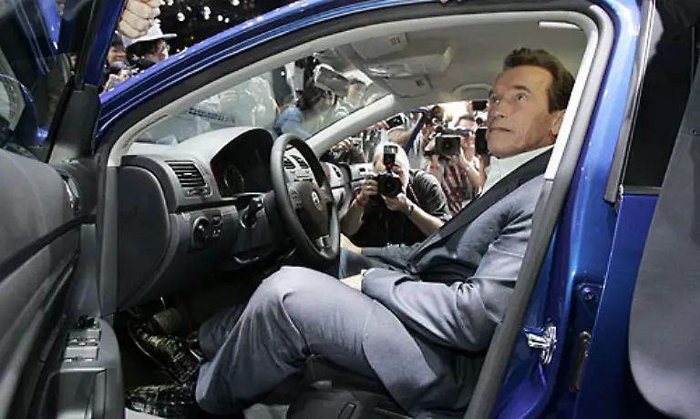 Da-setzte-er-sich-doch-lieber-mal-in-den-VW-Jetta-so-heisst-das-Auto-in-den-USA-schon-eh-und-je-Zum-ersten-Mal-ergatterte-mit-dem-VW-Jetta-TDI-ein-Diesel-Auto-den-Titel-Green-Car-of-the-Year