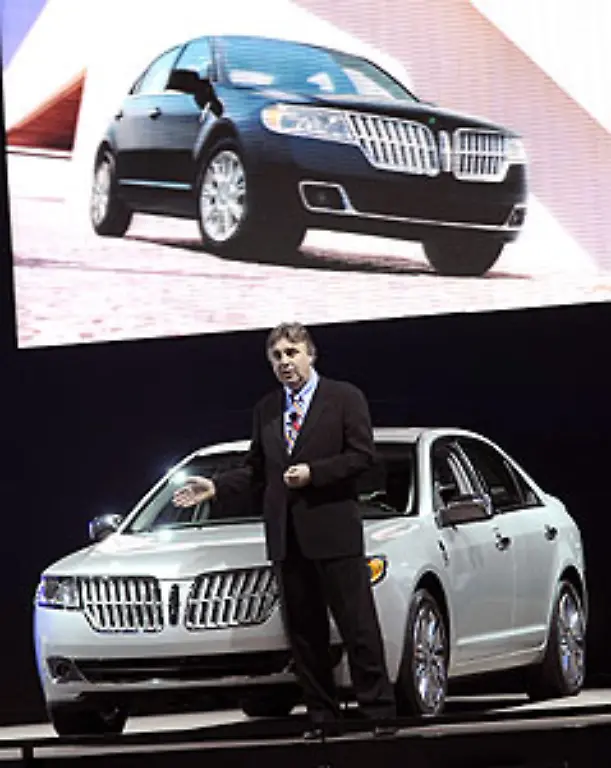 Von-den-drei-einst-grossen-US-Herstellern-hat-lediglich-Ford-ueberhaupt-zu-einer-Pressekonferenz-geladen-Heute-werden-diese-nur-noch-spoettisch-Detroit-Three-genannt-Ford-Vize-Horbury-stellte-den-neuen-Lincoln-MKZ-vor