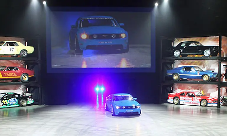 Doch-es-gibt-ihn-noch-Den-amerikanischen-Traum-in-Automobil-Der-Ford-Mustang-gehoert-in-jedem-Fall-dazu-Entsprechend-viel-Aufmerksamkeit-bekam-er-auch-bei-seiner-Premiere-Vorgestellt-wurde-er-immerhin-von-Ford-Amerika-Chef-Mark-Fields