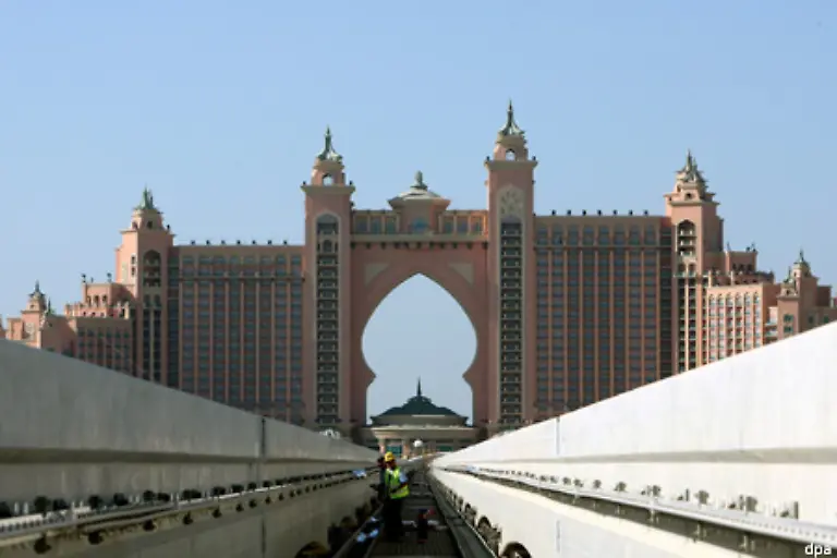 Wenn-es-im-Hotel-doch-zu-langweilig-werden-sollte-kommt-man-auf-dem-schnellsten-Wege-auf-das-Land-Eine-5-4-Kilometer-lange-eingleisige-Bahn-fuehrt-direkt-vom-Hotel