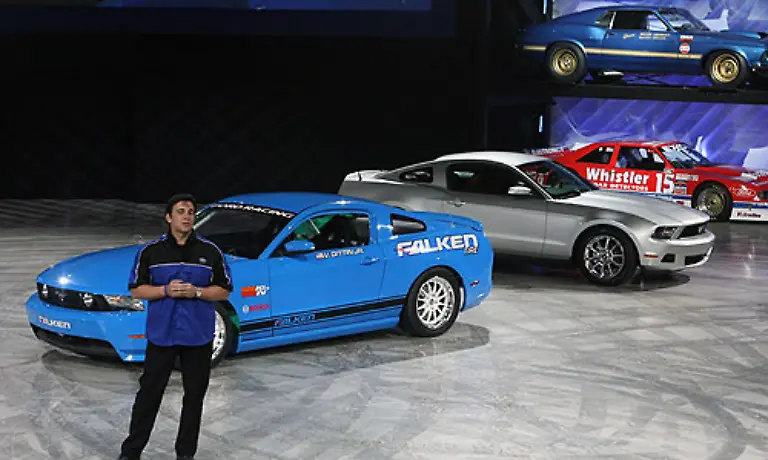 Beim-Facelift-hat-der-Inbegriff-des-Musclecars-schmalere-Scheinwerfer-und-eine-breitere-Frontschuerze-bekommen-Bei-den-Motoren-bleibt-es-mit-neuerdings-800-PS-im-Spitzen-V8-gewohnt-brachial