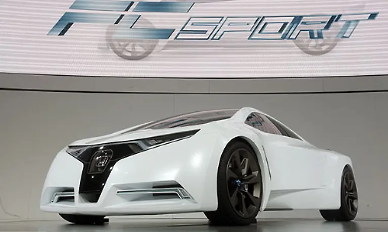 Da-ist-Honda-in-Sachen-Sportwagen-schon-etwas-innovativer-Die-Japaner-stellen-mit-den-FC-Sports-einen-Flitzer-mit-Brennstoffzellenantrieb-vor-Drei-Personen-koennen-Platz-nehmen-Zwei-davon-seitlich-versetzt-hinter-dem-Fahrer
