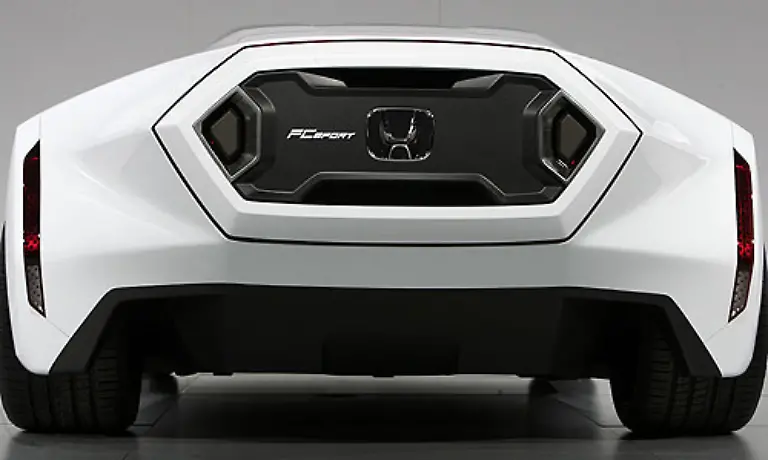 In-Sachen-Design-ist-das-Auto-sicher-zukunftsweisend-Der-Brennstoffzellenblock-ist-aus-dem-FCX-Clarity-bekannt-Das-Heck-aehnelt-jedenfalls-sehr-einem-Raketenantrieb