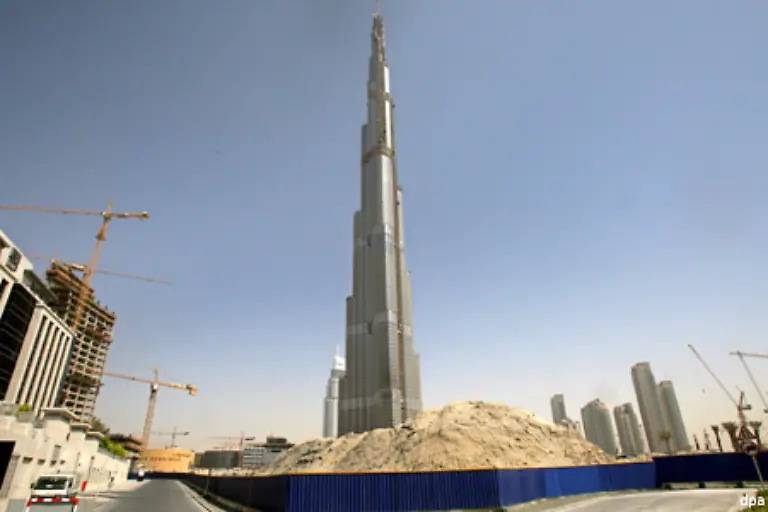 Der-Burj-Dubai-auch-Dubai-Tower-genannt-erreichte-bereits-im-September-2008-mit-668-Metern-Hoehe-einen-neuen-Rekord-und-ist-damit-hoechstes-Gebaeude-der-Welt-Bei-Fertigstellung-soll-er-819-Meter-in-die-Luft-ragen