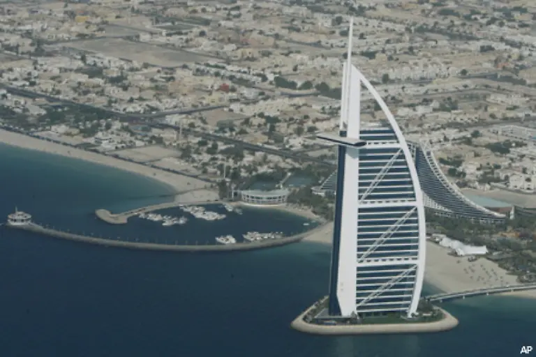 Das-segelfoermige-Burj-Al-Arab-vor-der-Kueste-von-Dubai-ist-mit-321-Metern-der-hoechste-Hotelbau-der-Welt