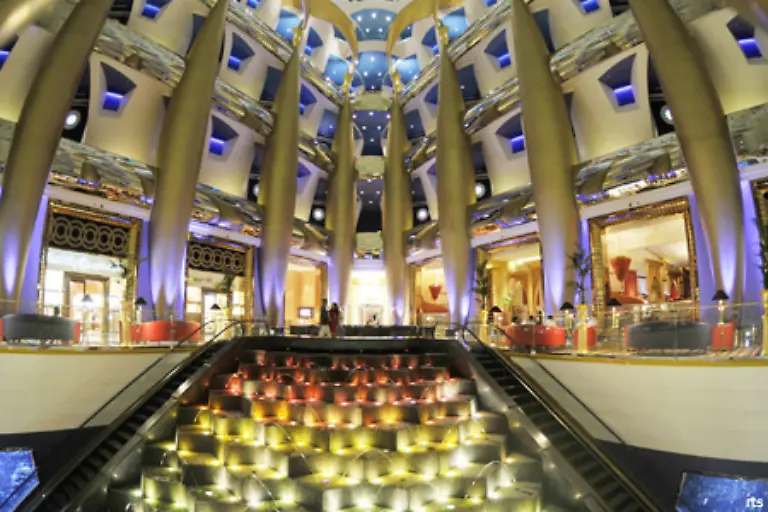 Wegen-der-luxurioesen-Ausstattung-wird-das-Burj-Al-Arab-als-Sieben-Sterne-Hotel-bezeichnet-offiziell-hat-es-aber-nur-die-maximal-erreichbaren-fuenf-Sterne