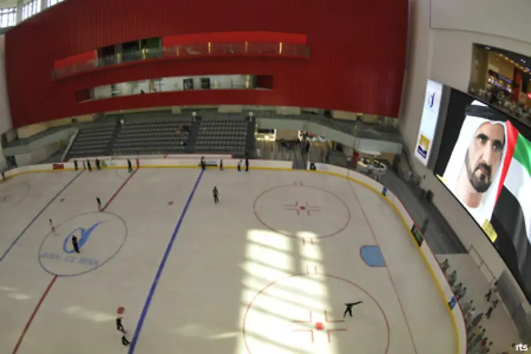 und-ein-kleines-Eisstadion