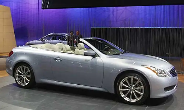 Die-Nissan-Tochter-Infiniti-zeigt-den-C37-als-Neuheit-Die-Mittelklasselimousine-hat-ganz-konzerntypisch-ein-Stahlklappdach-und-einen-3-7-Liter-grossen-V6-Motor-mit-320-PS-an-Bord