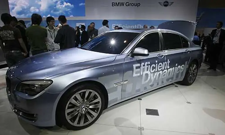 Daher-zeigt-BMW-auch-in-Los-Angeles-seinen-7er-Hydrogen-Der-ist-zwar-nicht-neu-aber-extrem-sauber-durch-den-Wasserstoffantrieb-Und-er-faehrt-bereits-auf-der-Strasse-Allerdings-sind-Wasserstofftankstellen-noch-rar-gesaet