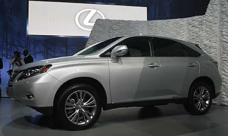 Eine-Weltneuheit-ist-der-Lexus-RX-450h-Hybrid-Der-Luxusableger-von-Toyota-feiert-mit-seinen-Hybridmodellen-in-den-Staaten-grosse-Erfolge-Viel-Details-hat-man-nicht-verraten-aber-das-Crossover-Modell-hat-Allradantrieb-und-zwei-leistungsstarke-Elektromotoren
