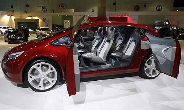 Stimmt-da-war-doch-noch-was-umweltfreundliches-vom-Opel-Bruder-Saturn-Doch-die-Studie-Flextreme-war-schon-auf-der-IAA-unter-dem-Opel-Blitz-zu-sehen-Ein-120-KW-starker-Elektromotor-treibt-neben-einem-1-3-Liter-Turbodiesel-den-Europa-Import-an