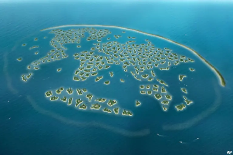 gegen-das-selbst-The-Palm-Jumeirah-verblasst-The-World-eine-Inselgruppe-in-Form-einer-Weltkarte-soll-Platz-fuer-150-000-Einwohner-bieten-Eine-der-300-Inseln-wird-bis-zu-40-Millionen-US-Dollar-kosten