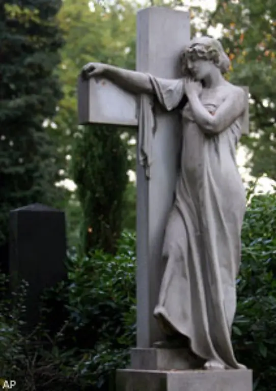 Koenig-Friedrich-Wilhelm-III-von-Preussen-ordnete-1816-an-den-letzten-Sonntag-des-Kirchenjahres-als-allgemeinen-Feiertag-zur-Erinnerung-an-die-Verstorbenen-zu-begehen