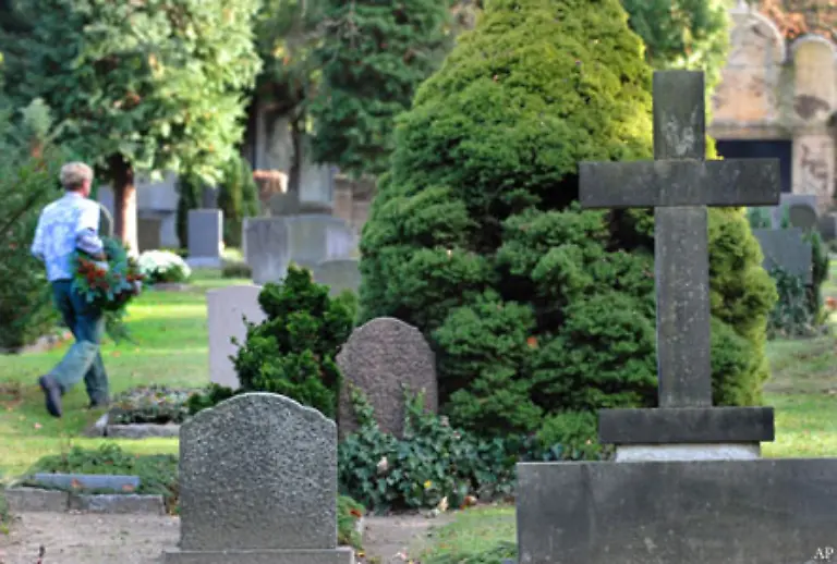 Am-Totensonntag-ist-es-ueblich-die-Friedhoefe-zu-besuchen-und-die-Graeber-zu-schmuecken