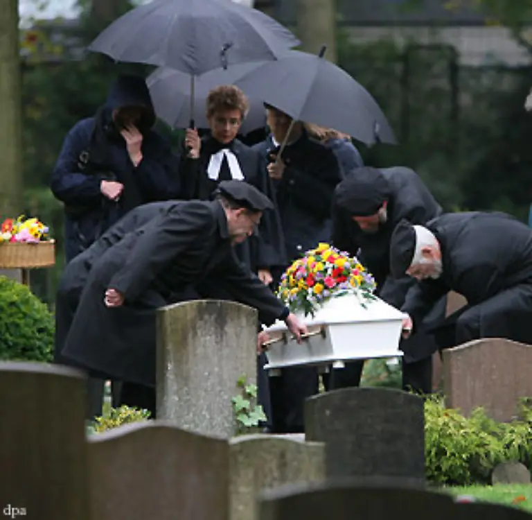 Der-Friedhof-ist-der-Ort-an-dem-Verstorbene-meist-begleitet-von-einem-religioesen-Ritus-bestattet-werden