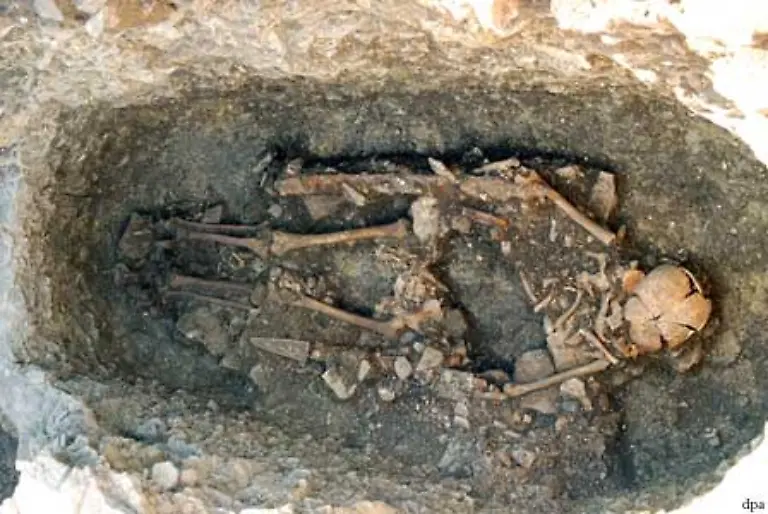 Grab-und-Kultstaetten-sind-die-aeltesten-Zeugnisse-menschlicher-Zivilisation-ueberhaupt-Bereits-im-Verlauf-der-fruehen-Steinzeit-gingen-die-Menschen-dazu-ueber-ihre-Toten-zu-bestatten