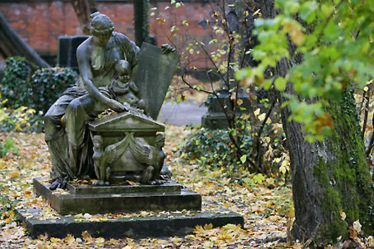 Wo-Menschen-dauerhaft-zusammenlebten-entstanden-festgelegte-Orte-an-denen-Bestattungen-abgehalten-wurden