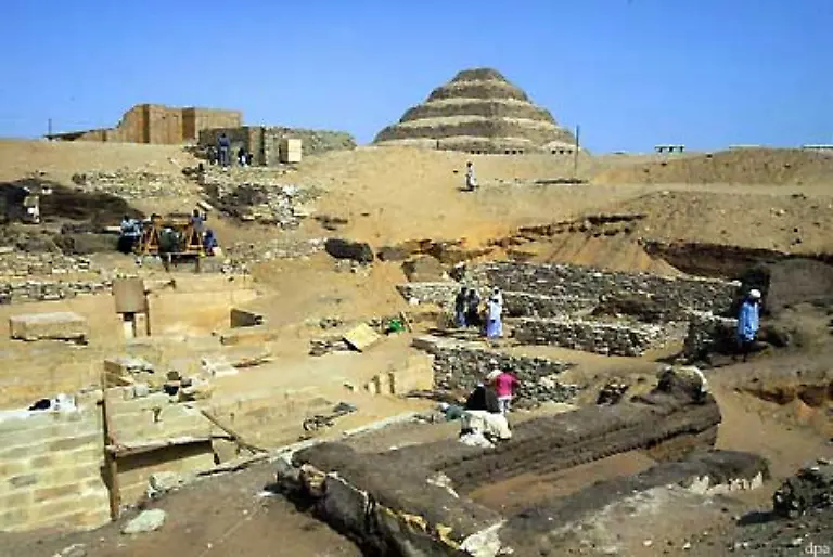 133-entstanden-auf-der-dem-jenseitigen-Reich-zugeordneten-linken-Nilseite-nicht-nur-die-Pyramiden-als-bis-heute-nicht-wieder-an-Groesse-erreichte-Einzelgraeber-sondern-ganze-Totenstaedte