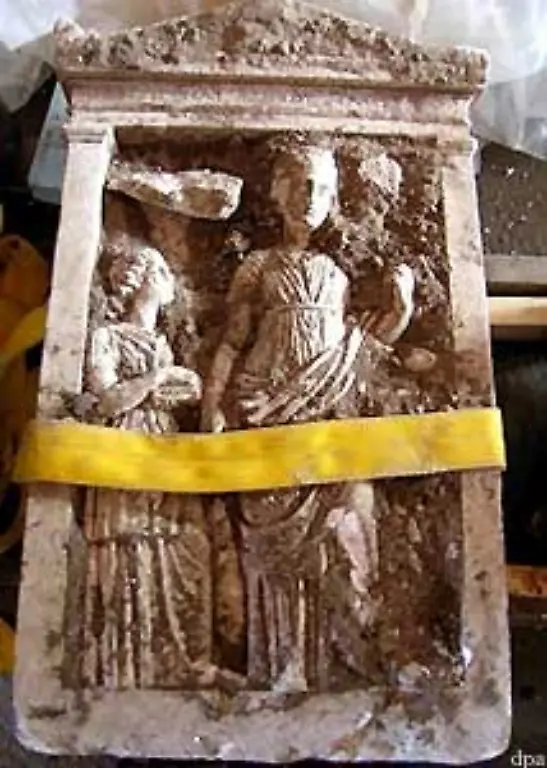 Auch-in-Kleinasien-und-Kreta-spaeter-auch-im-antiken-Griechenland-wurden-die-Toten-an-Orten-ausserhalb-des-staedtischen-Lebens-bestattet-Dies-konnten-Graeberfelder-sein-auch-Felsengraeber-in-kuenstlichen-Hoehlen-waren-nicht-selten