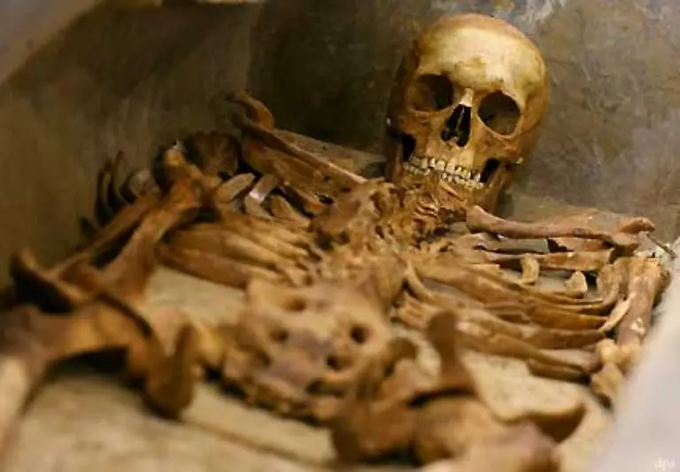 Im-Roemischen-Reich-liessen-sich-besonders-reiche-Buerger-entlang-von-Ausfallstrassen-begraben-wo-sie-kunstvoll-behauene-und-reich-beschriftete-Tafeln-Stelen-oder-Mausoleen-errichten-liessen