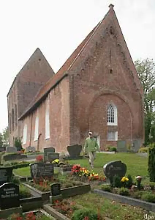 Die-christliche-Vorschrift-dass-die-Toten-in-unmittelbarer-Naehe-der-Kirche-oder-sogar-in-den-Kirchen-selbst-bestattet-werden-muessen-fuehrte-in-Europa-zu-den-mittelalterlichen-Freithoefen-die-rund-um-die-Pfarrkirchen-angelegt-waren