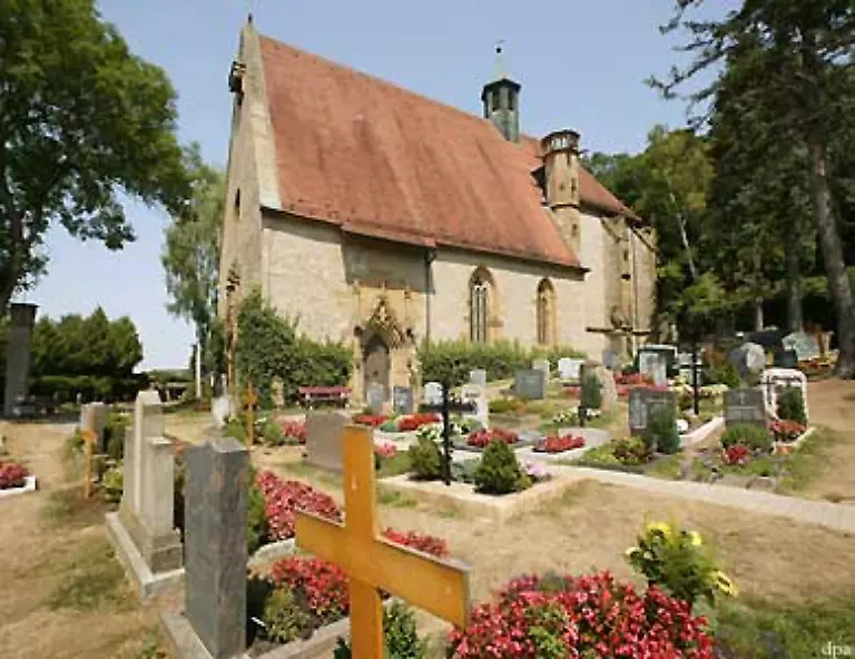 Christliche-Kirchhoefe-wurden-von-kirchlichen-Wuerdentraegern-geweiht-Entsprechend-genoss-die-Bestattung-in-der-Kirchengruft-selbst-das-hoechste-Sozialprestige-und-war-nicht-selten-kirchlichen-Wuerdentraegern-vorbehalten-der-Kirchhof-nahm-die-gesellschaftliche-Mitte-auf