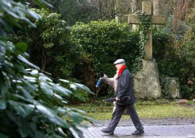 Freithof-hiess-nicht-viel-mehr-als-umgrenzter-eingefriedeter-Ort-Daraus-entstand-schliesslich-das-Wort-Friedhof