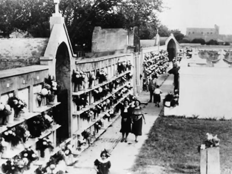 Lange-Zeit-waren-auch-Bezeichnungen-wie-Begraebnisplatz-Gottesacker-Kirchhof-oder-Leichenhof-gebraeuchlich