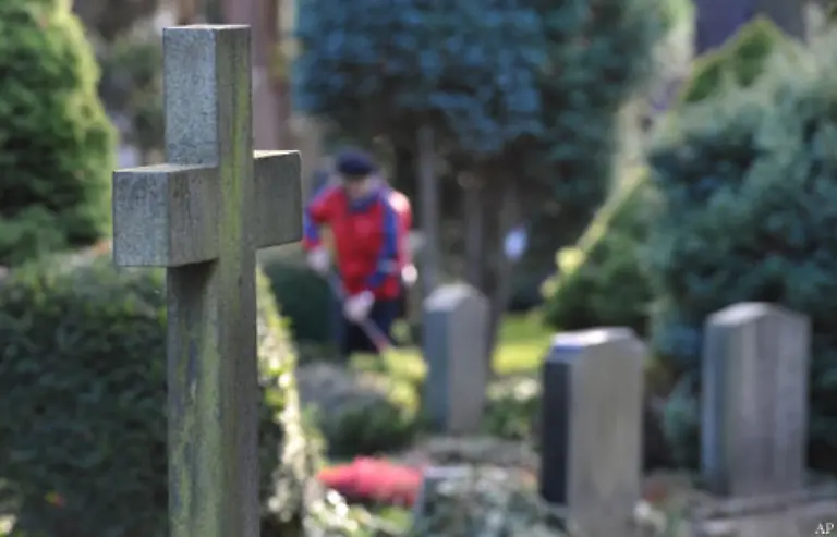 Die-Ueberzeugung-dass-die-Bestattung-der-Toten-nicht-an-die-geweihte-Erde-und-nicht-an-die-Naehe-der-Reliquien-gebunden-sei-foerderte-die-Verlegung-der-Friedhoefe-vor-die-Stadtmauern