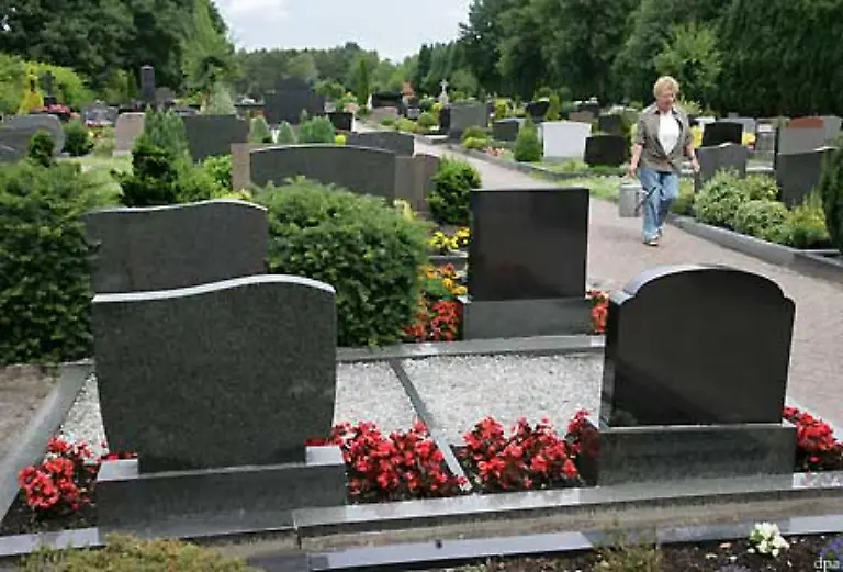 Mit-der-Auslagerung-der-Begraebnisplaetze-aus-den-Staedten-begann-die-Herausloesung-des-Begraebniswesens-aus-dem-kultischen-Zusammenhang-Etwa-gleichzeitig-wechselte-die-Traegerschaft-der-Friedhoefe-von-der-Kirche-in-die-kommunale-Hand