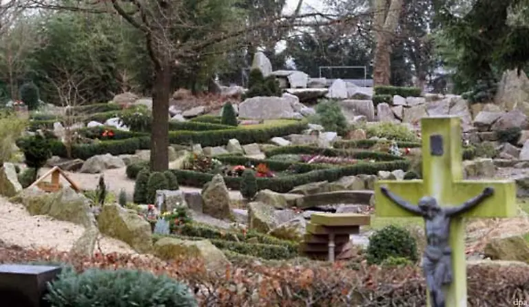 In-Preussen-war-durch-184-des-Allgemeinen-Preussischen-Landrechts-festgeschrieben-worden-dass-innerhalb-bewohnter-Gegenden-keine-Leichen-beerdigt-werden-durften