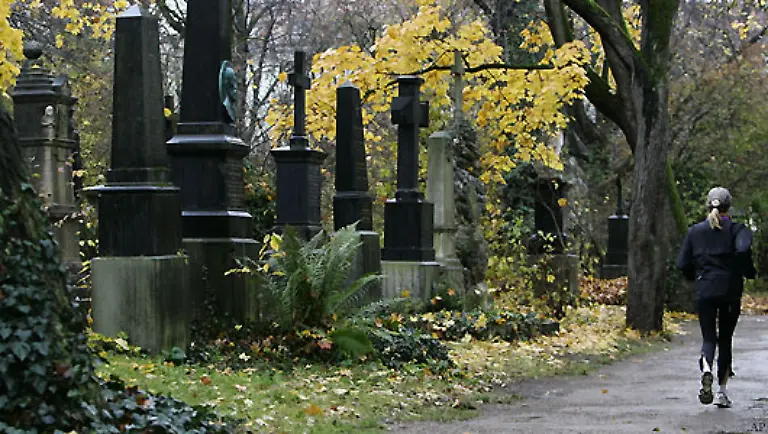 Nach-1870-kam-der-Typus-des-Park-und-Waldfriedhofs-mit-einer-landschaftlichen-Gartengestaltung-und-zwanglosen-Verteilung-von-Grabfeldern-und-staetten-auf