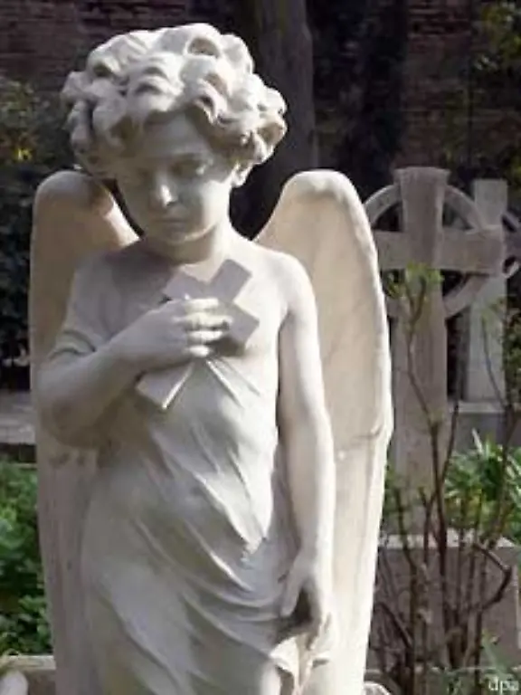 Je-nach-Kultur-und-Religion-sind-auf-Friedhoefen-neben-den-eigentlichen-Grabplaetzen-beispielsweise-Kapellen-Schreine-oder-Heiligtuemer-und-Totenhallen-zur-Aufbahrung-der-Toten-errichtet