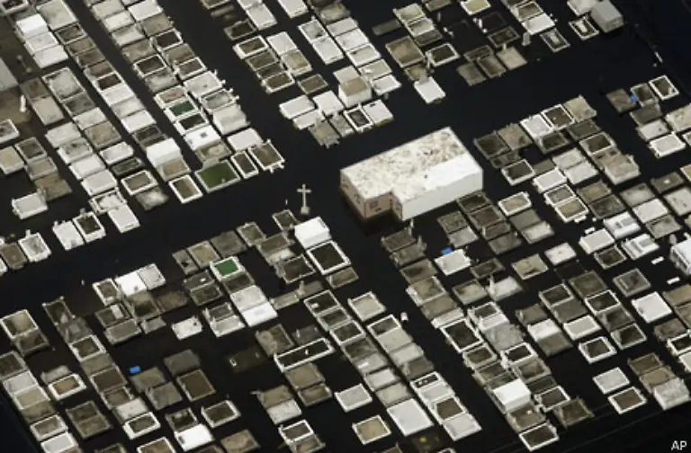 Auch-Krematorien-und-Beinhaeuser-finden-sich-haeufig-direkt-auf-oder-nahe-dem-Friedhofsgelaende