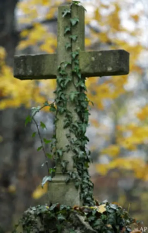 In-vielen-Religionen-ist-der-Friedhof-ein-heiliger-Ort-im-Christentum-werden-sie-zum-Beispiel-traditionell-vom-zustaendigen-Geistlichen-geweiht