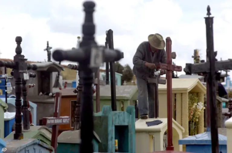 Um-die-Totenruhe-zu-schuetzen-sind-Friedhoefe-grundsaetzlich-nicht-unbeschraenkt-zugaenglich-sondern-mit-Umfassungsmauern-und-verschliessbaren-Zugaengen-gesichert-deren-unbefugtes-Betreten-ist-in-den-meisten-Faellen-ebenfalls-mit-Strafen-belegt