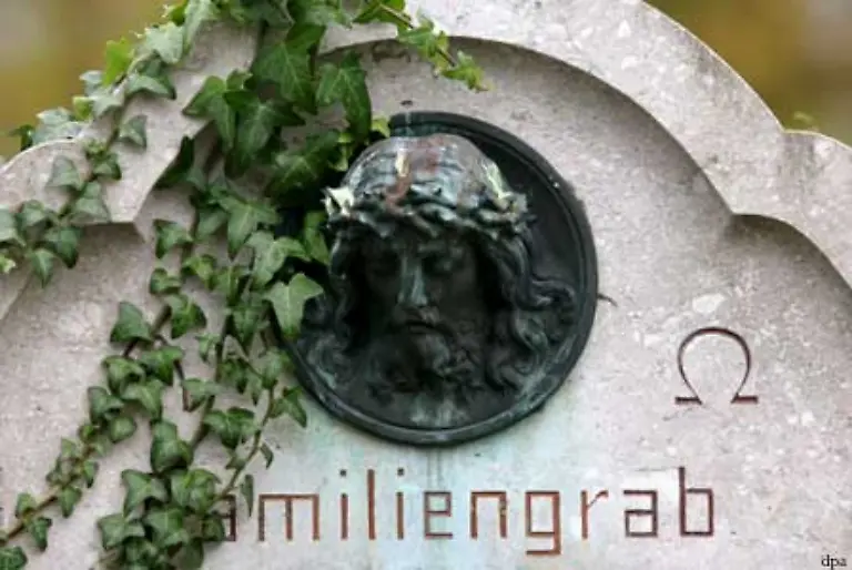 Die-weitgehende-Saekularisierung-der-christlich-gepraegten-Gesellschaften-die-insbesondere-in-Europa-seit-dem-20-Jahrhundert-immer-weiter-vorangeschritten-ist-hat-auch-die-traditionellen-Formen-des-Trauerns-veraendert