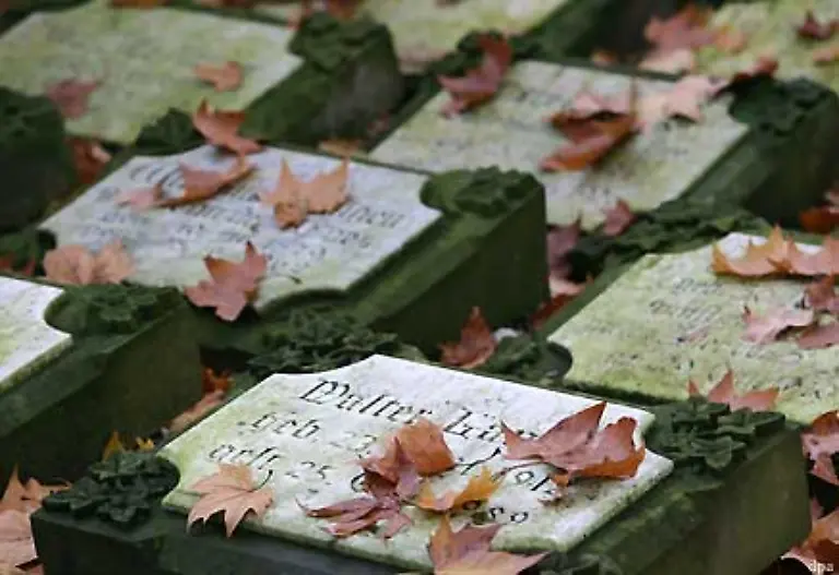 Friedhoefe-dienen-in-vielen-Gesellschaften-auch-der-oeffentlichen-Hygiene-da-die-Beerdigung-in-oeffentlich-geregeltem-Rahmen-und-an-hierzu-vorgesehenen-Orten-der-Ausbreitung-von-Seuchen-und-der-Belastung-des-Grundwassers-vorbeugt