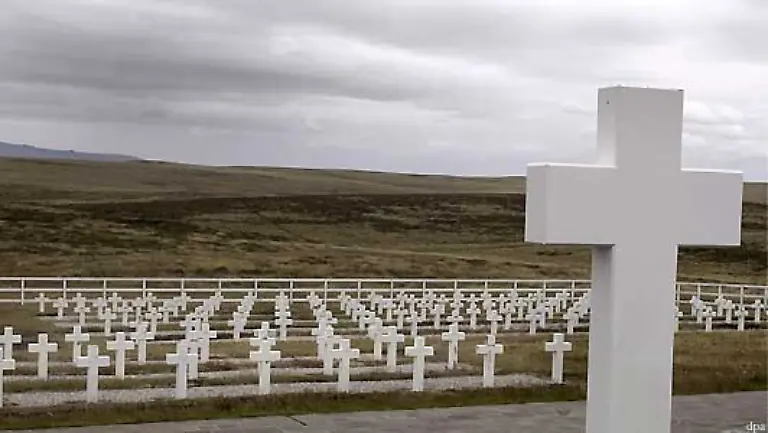 Da-Soldaten-zu-jeder-Zeit-und-im-20-Jahrhundert-zunehmend-in-Massen-ihr-Leben-eingesetzt-haben-sind-weltweit-Soldatenfriedhoefe-als-eine-Sonderform-des-Friedhofs-zu-finden